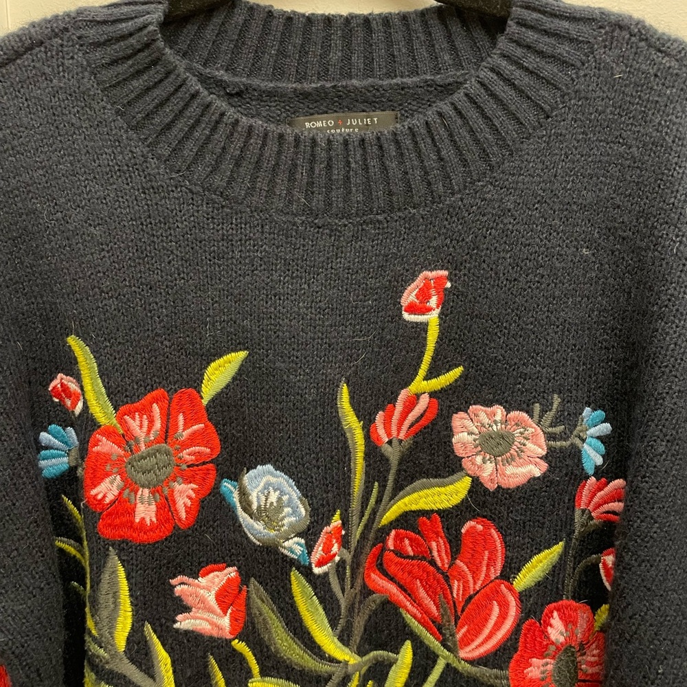 Romeo + Juliet Floral Pullover Sweater - Picture 4 of 5
